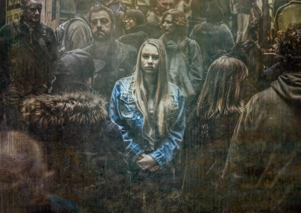 Femme dans la foule.