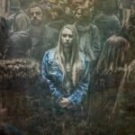 Femme dans la foule.