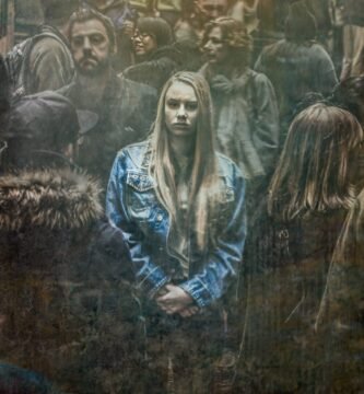 Femme dans la foule.